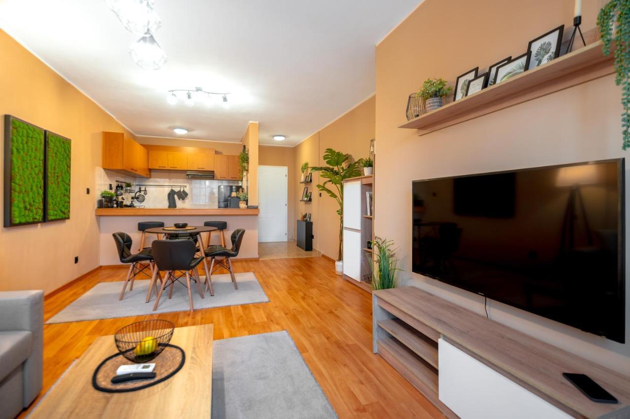 Cosy Green Apt Close To Macedonia Square Szófia Kültér fotó