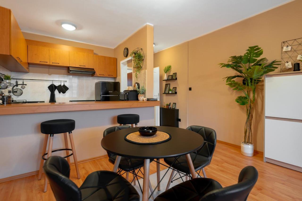 Cosy Green Apt Close To Macedonia Square Szófia Kültér fotó